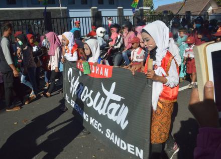 PENDUDUK WIROSUTAN “BEDHOL DESA” IKUTI KARNAVAL BANTUL